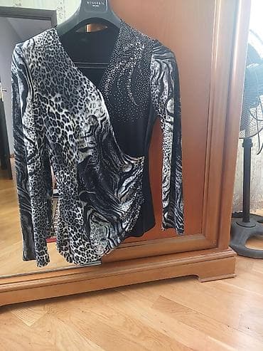 Qadın bluzu – uzunqollu, asimmetrik kəsimli - Rəng və naxış: Qara əsas at lalafo.az Qadın bluzu – uzunqollu, asimmetrik kəsimli - Rəng və naxış: Qara əsas