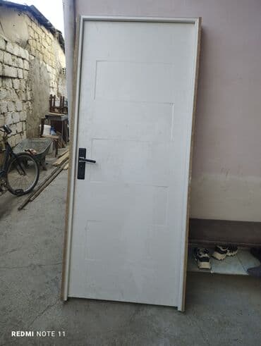 Ağ və tünd ağac rəngli lamelli dizayna malik ikiüzlü qapı dəsti lalafo.az -da Ağ və tünd ağac rəngli lamelli dizayna malik ikiüzlü qapı dəsti