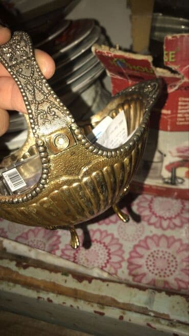 Metal dekorativ qab – klassik üslubda - Material: bərk metal lalafo.az -da Metal dekorativ qab – klassik üslubda - Material: bərk metal