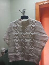 İki ədəd qadın trikotaj üst geyimi dəsti 1) Ağ rəngli ponço-sviter: - lalafo.az -da İki ədəd qadın trikotaj üst geyimi dəsti 1) Ağ rəngli ponço-sviter: -