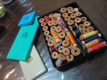 Tikiş ləvazimatları dəsti – bobinlər və saplar - Qara plastik baza lalafo.az -da Tikiş ləvazimatları dəsti – bobinlər və saplar - Qara plastik baza