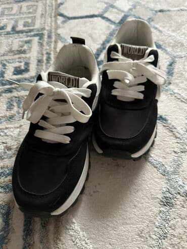 Razmer 39 Qara-ağ rəngli uniseks idman ayaqqabısı - Dizayn: Qara üst lalafo.az -da Razmer 39 Qara-ağ rəngli uniseks idman ayaqqabısı - Dizayn: Qara üst