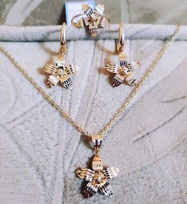 Dəstə daxildir: Üzük, Sırğa, Sep, Pandora, Sarı qızıl, 585 Əyar, 642 g lalafo.az -da — 4 Dəstə daxildir: Üzük, Sırğa, Sep, Pandora, Sarı qızıl, 585 Əyar, 642 g — 4