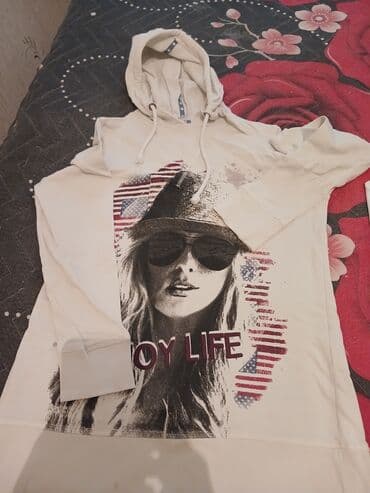 Qadın üçün kapüşonlu sweatshirt - Rəng: açıq krem/ağ - Üzərində böyük lalafo.az -da Qadın üçün kapüşonlu sweatshirt - Rəng: açıq krem/ağ - Üzərində böyük