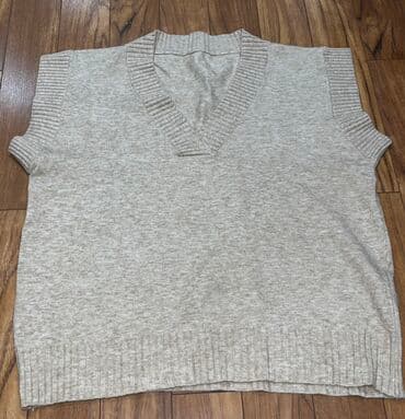 Bu V-yaxa sviter jiletdir. Yumşaq, bej rəngli toxunma parçadan lalafo.az -da Bu V-yaxa sviter jiletdir. Yumşaq, bej rəngli toxunma parçadan