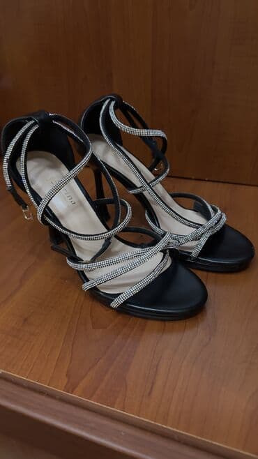 Qadın üçün zərif sandal—qara rəng, incə kristal daşlı qayışlarla lalafo.az -da Qadın üçün zərif sandal—qara rəng, incə kristal daşlı qayışlarla