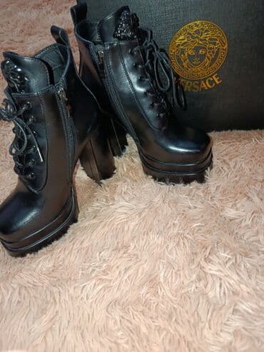 Qadın platformalı dabanlı dəri çəkmələr - Rəng: qara, parlaq lalafo.az -da Qadın platformalı dabanlı dəri çəkmələr - Rəng: qara, parlaq