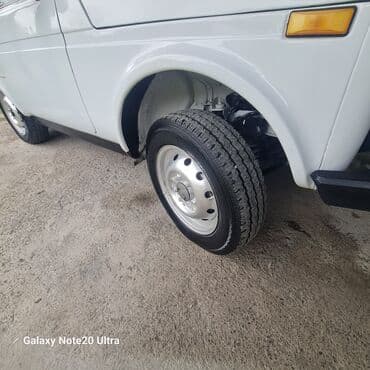 LADA Niva 4x4, ağ rəng, 3 qapılı kuzov. Xüsusiyyətlər: - Tam lalafo.az -da LADA Niva 4x4, ağ rəng, 3 qapılı kuzov. Xüsusiyyətlər: - Tam