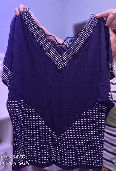 44 ölçüdür.Qadın bluzası – tünd göy rəngdə, V formalı yaxa dizaynı lalafo.az -da 44 ölçüdür.Qadın bluzası – tünd göy rəngdə, V formalı yaxa dizaynı