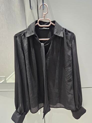 Qara qadın bluzası – LELA - Klassik yaxalıq və ön hissədə lalafo.az -da Qara qadın bluzası – LELA - Klassik yaxalıq və ön hissədə