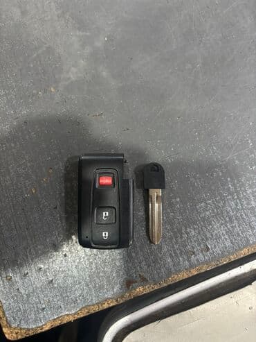 Avtomobil üçün qara rəngli açar pultu və mexaniki açar. Pultda üç lalafo.az -da Avtomobil üçün qara rəngli açar pultu və mexaniki açar. Pultda üç