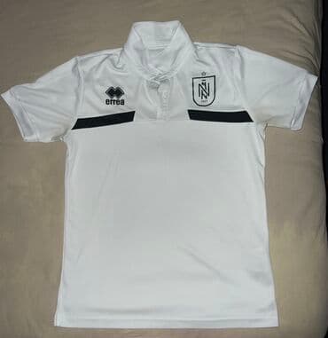 Errea tərəfindən istehsal olunan bu ağ polo köynək, üst hissəsində lalafo.az -da Errea tərəfindən istehsal olunan bu ağ polo köynək, üst hissəsində