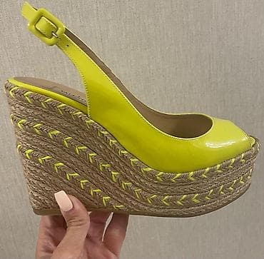 Valentino ( ORIGINAL) yeni kimi 37 razmer
Her biri 100 azn lalafo.az -da Valentino ( ORIGINAL) yeni kimi 37 razmer
Her biri 100 azn