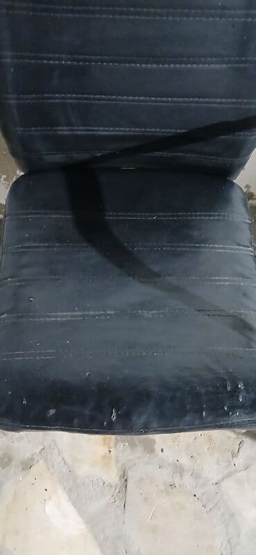 Ofis oturacaqları: Qara rəngdə ofis/kreslo tipli oturacaq. Xüsusiyyətlər: - Material lalafo.az -da — 2 Ofis oturacaqları: Qara rəngdə ofis/kreslo tipli oturacaq. Xüsusiyyətlər: - Material — 2