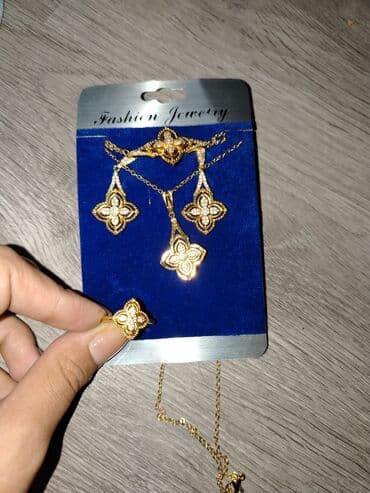 Dəstə daxildir: Üzük, Sırğa, Bilərzik, Sarı qızıl lalafo.az -da Dəstə daxildir: Üzük, Sırğa, Bilərzik, Sarı qızıl