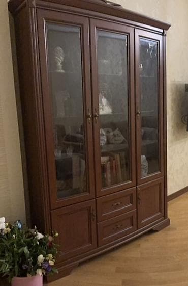 Klassik üslubda vitrinli qonaq otağı şkafı - Material: ağac əsaslı lalafo.az -da Klassik üslubda vitrinli qonaq otağı şkafı - Material: ağac əsaslı