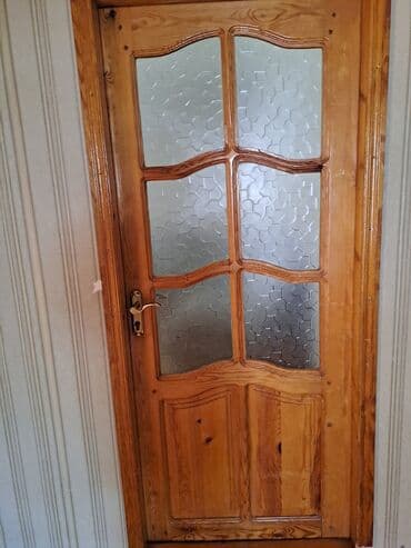 Şüşə panellər və qızılı rəngli qapı qolu ilə tamamlanan taxta daxili lalafo.az -da Şüşə panellər və qızılı rəngli qapı qolu ilə tamamlanan taxta daxili