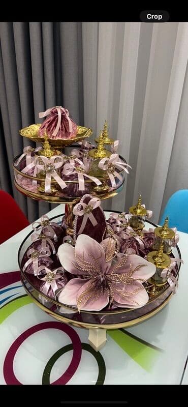 İki mərtəbəli bəzəkli xonça dəsti. Hər kisənin içində xına var lalafo.az -da İki mərtəbəli bəzəkli xonça dəsti. Hər kisənin içində xına var