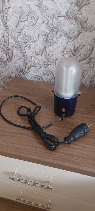 Silindrik formalı, mavi rəngli stolüstü lampa. Lampanın yuxarı hissəsi lalafo.az -da Silindrik formalı, mavi rəngli stolüstü lampa. Lampanın yuxarı hissəsi